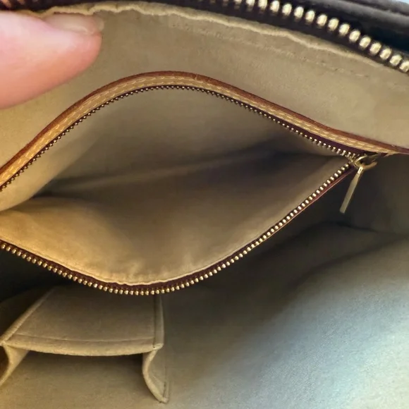 Like New- Louis Vuitton Looping GM - Picture 13 of 15